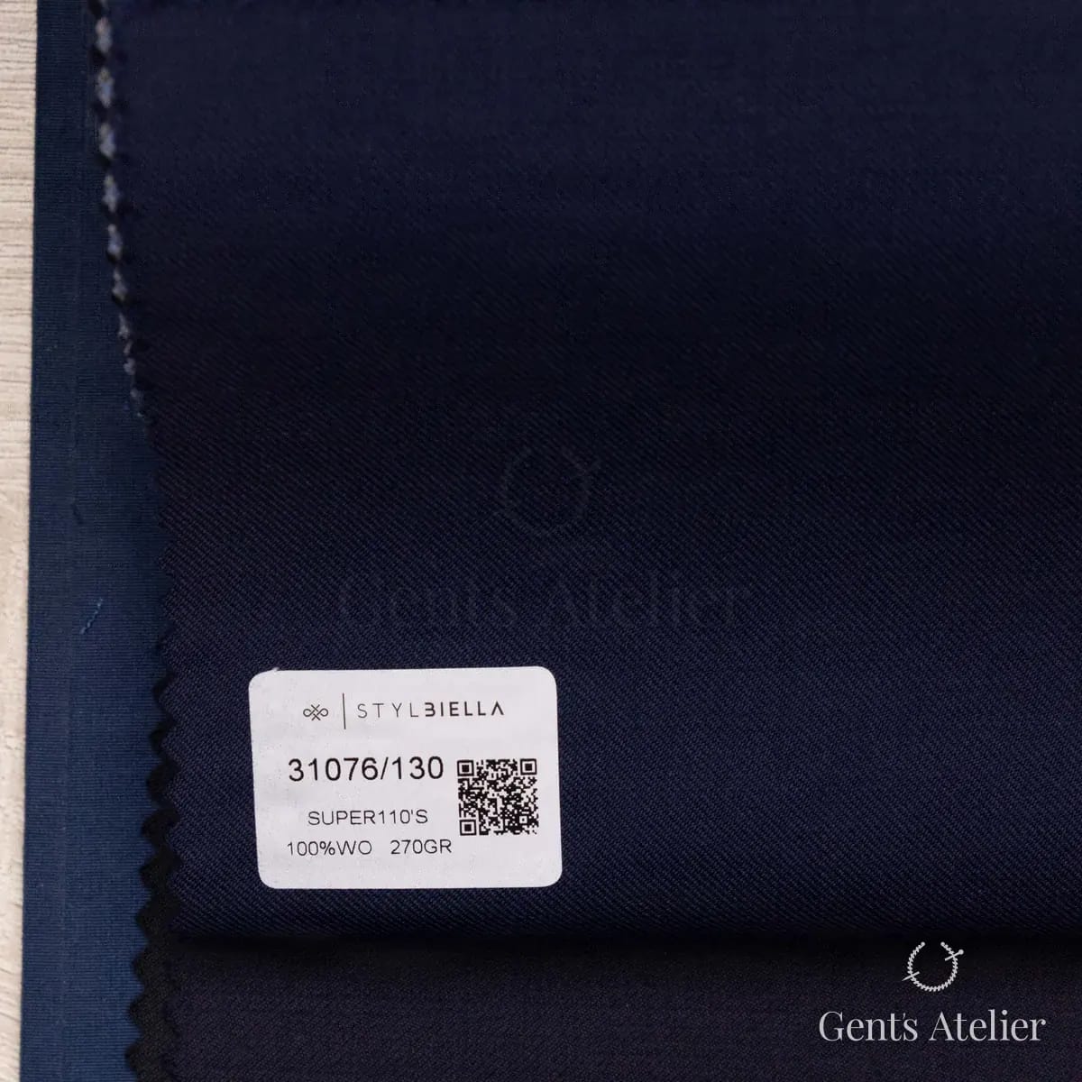 Образец ткани Stylbiella 31076/130 с этикеткой, тёмно-синий