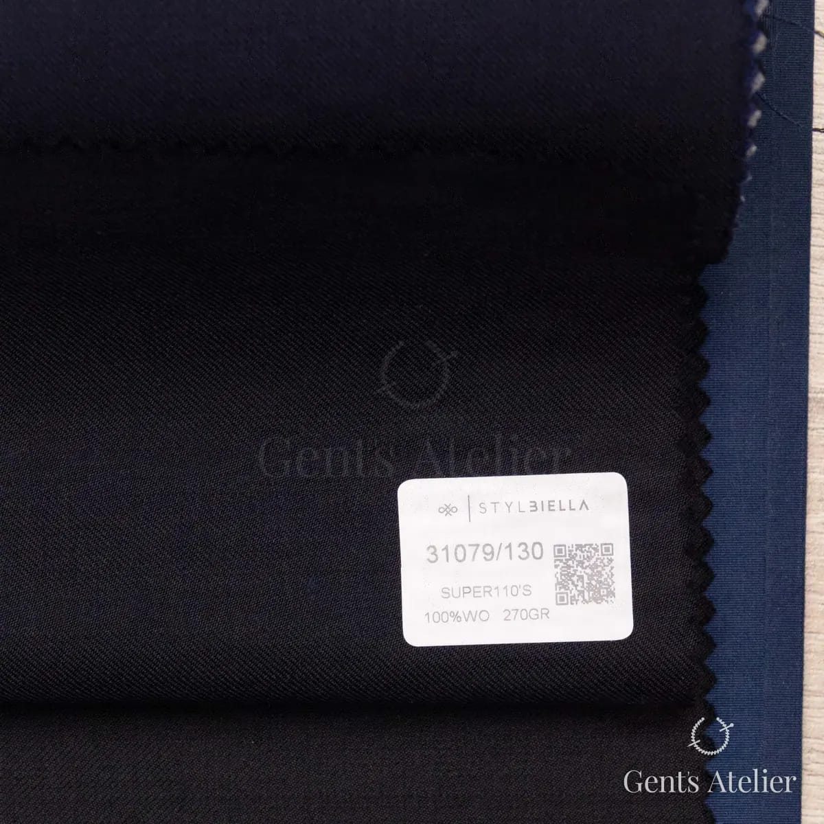 Образец ткани Stylbiella 31079/130 с этикеткой, тёмно-синий