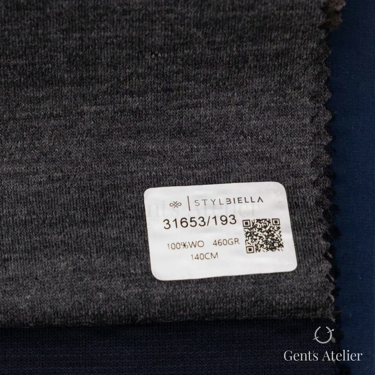 Образец ткани Stylbiella 31653/193 с этикеткой, тёмно-серый