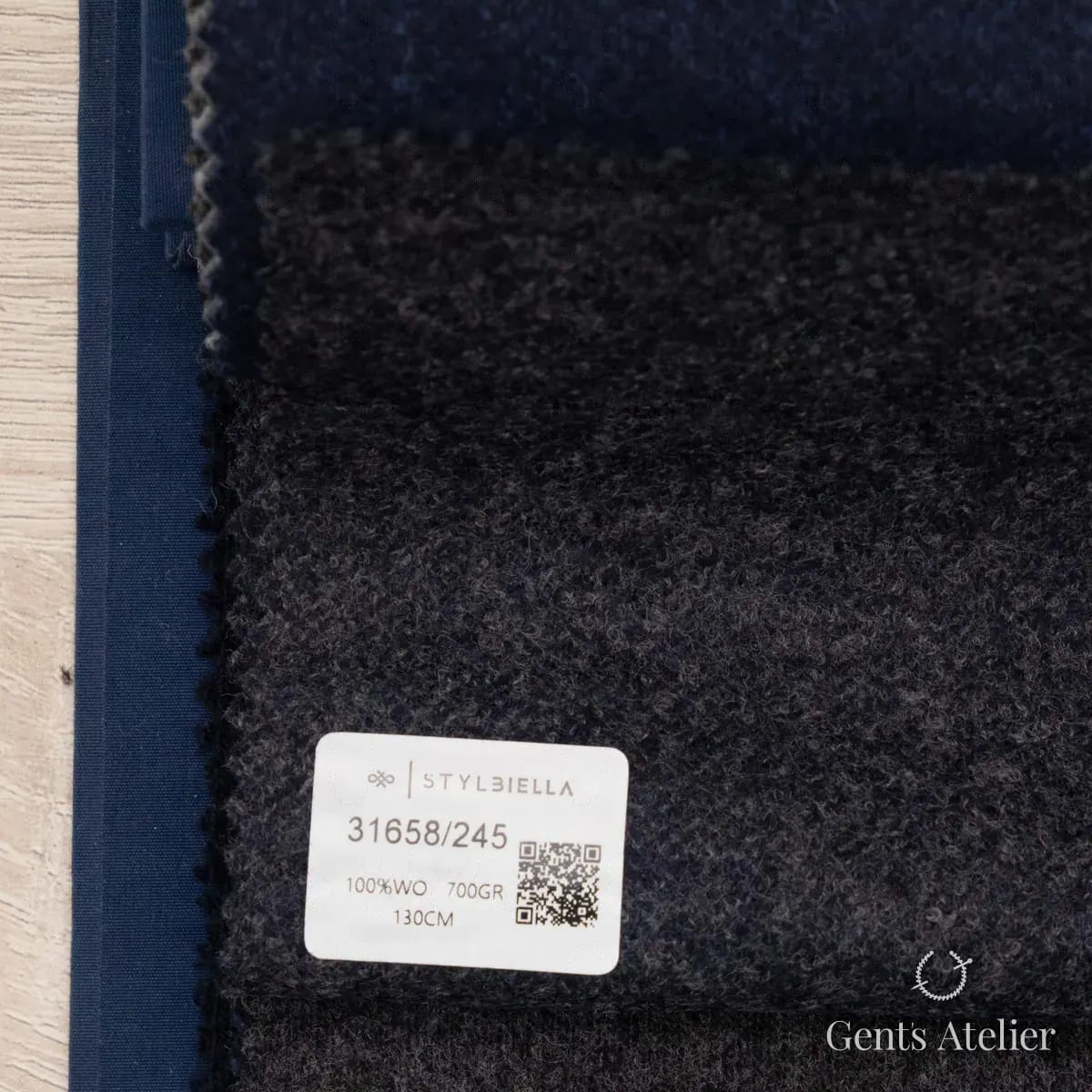Образец ткани Stylbiella 31658/245 с этикеткой, антрацит