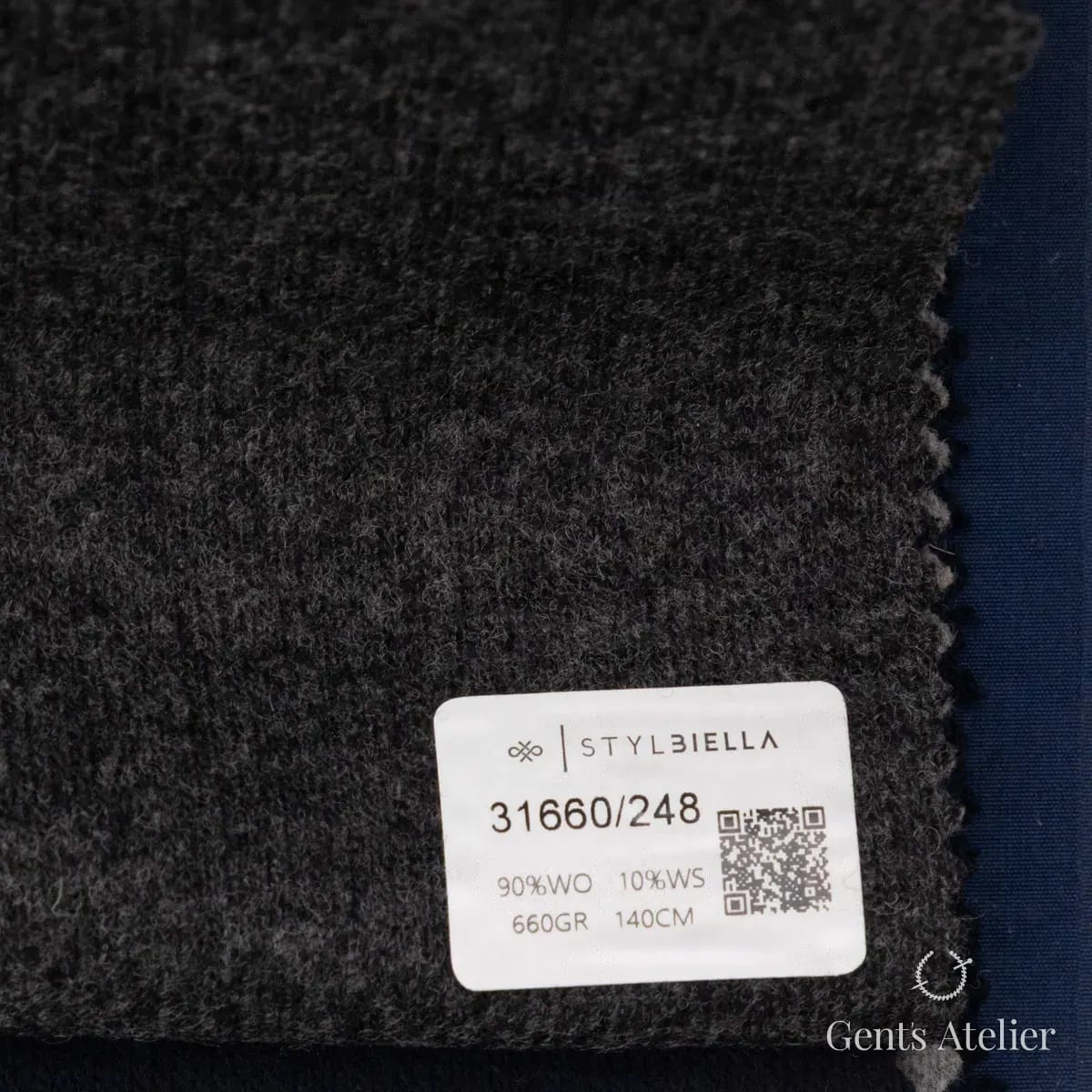 Образец ткани Stylbiella 31660/248 с этикеткой, тёмно-серый