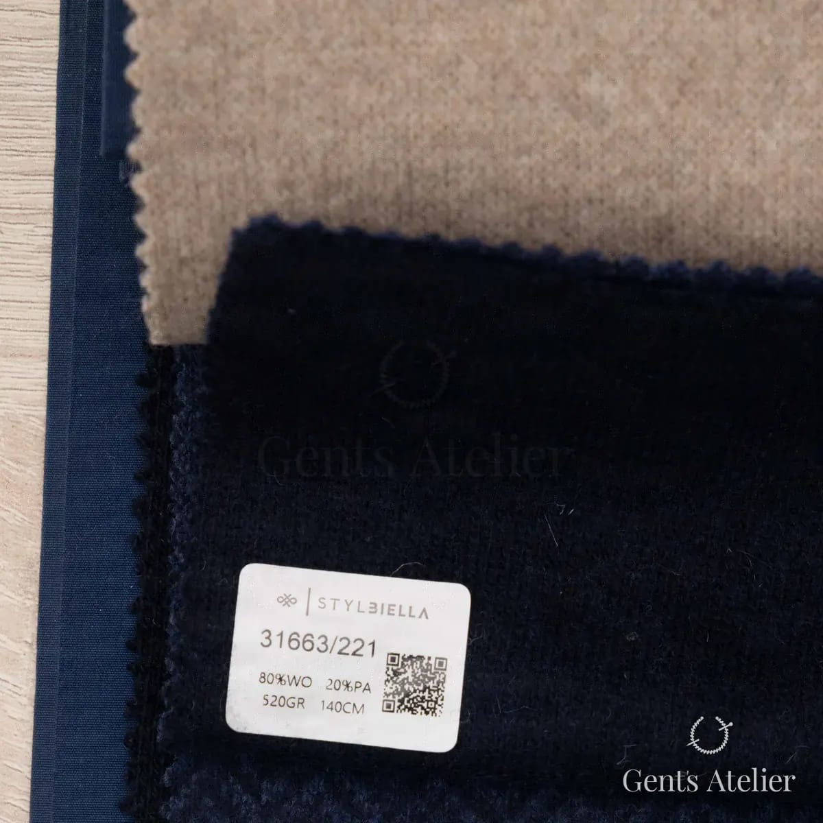 Образец ткани Stylbiella 31663/221 с этикеткой, тёмно-синий