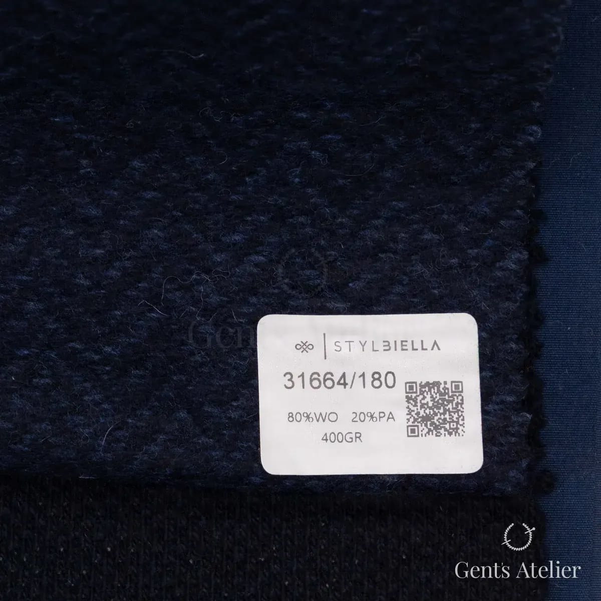 Образец ткани Stylbiella 31664/180 с этикеткой, тёмно-синий
