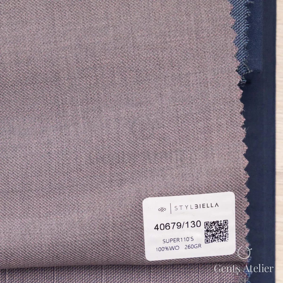 Образец ткани Stylbiella 40679/130 с этикеткой, сирень