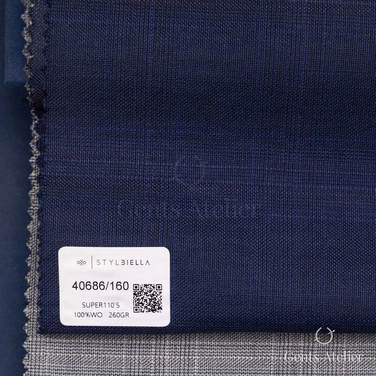 Образец ткани Stylbiella 40686/160 с этикеткой, тёмно-синий