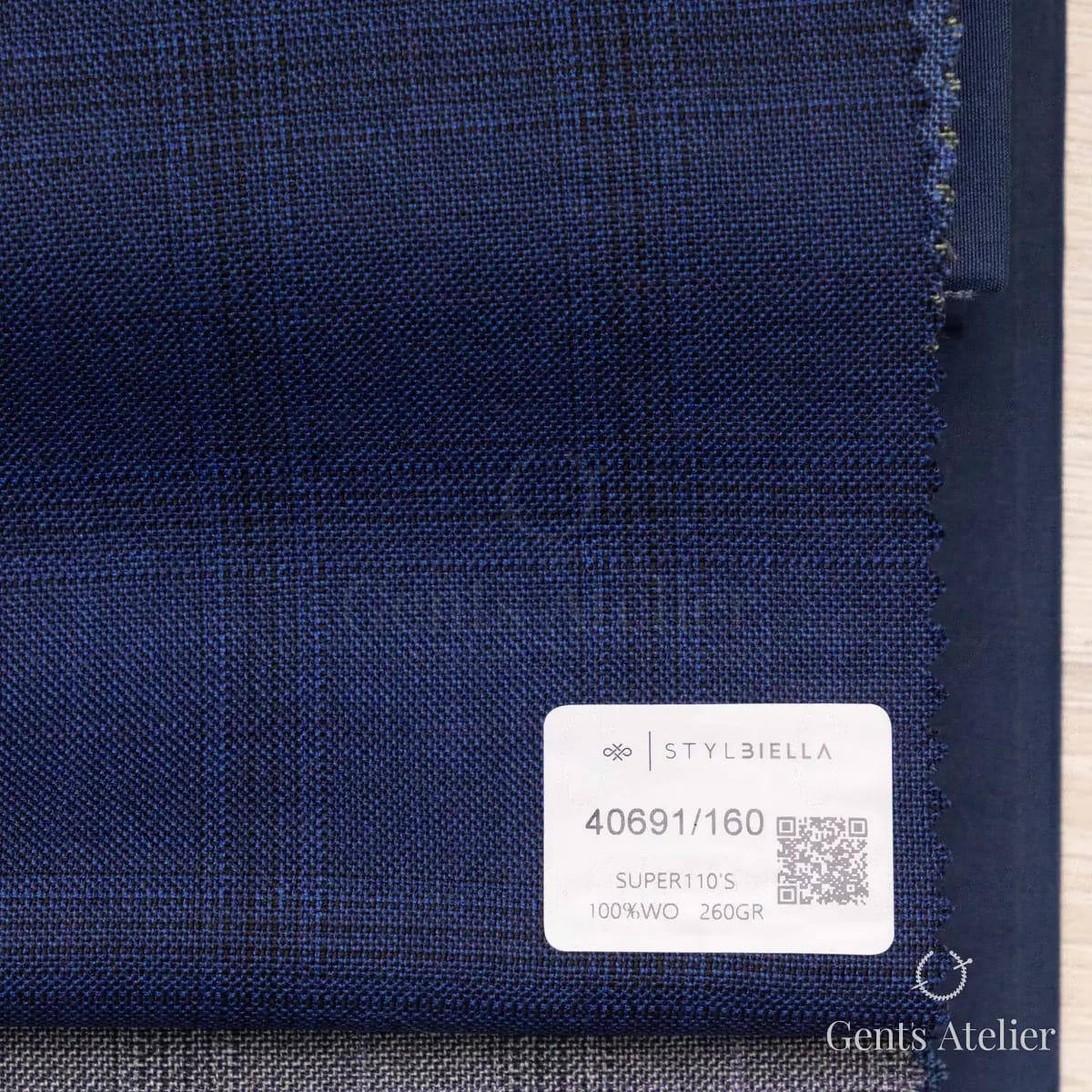 Образец ткани Stylbiella 40691/160 с этикеткой, тёмно-синий