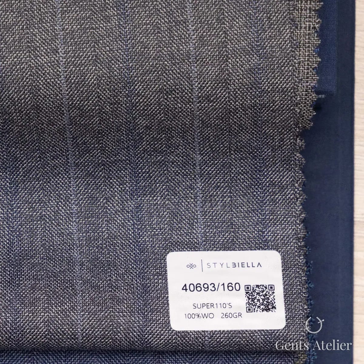 Образец ткани Stylbiella 40693/160 с этикеткой, серый