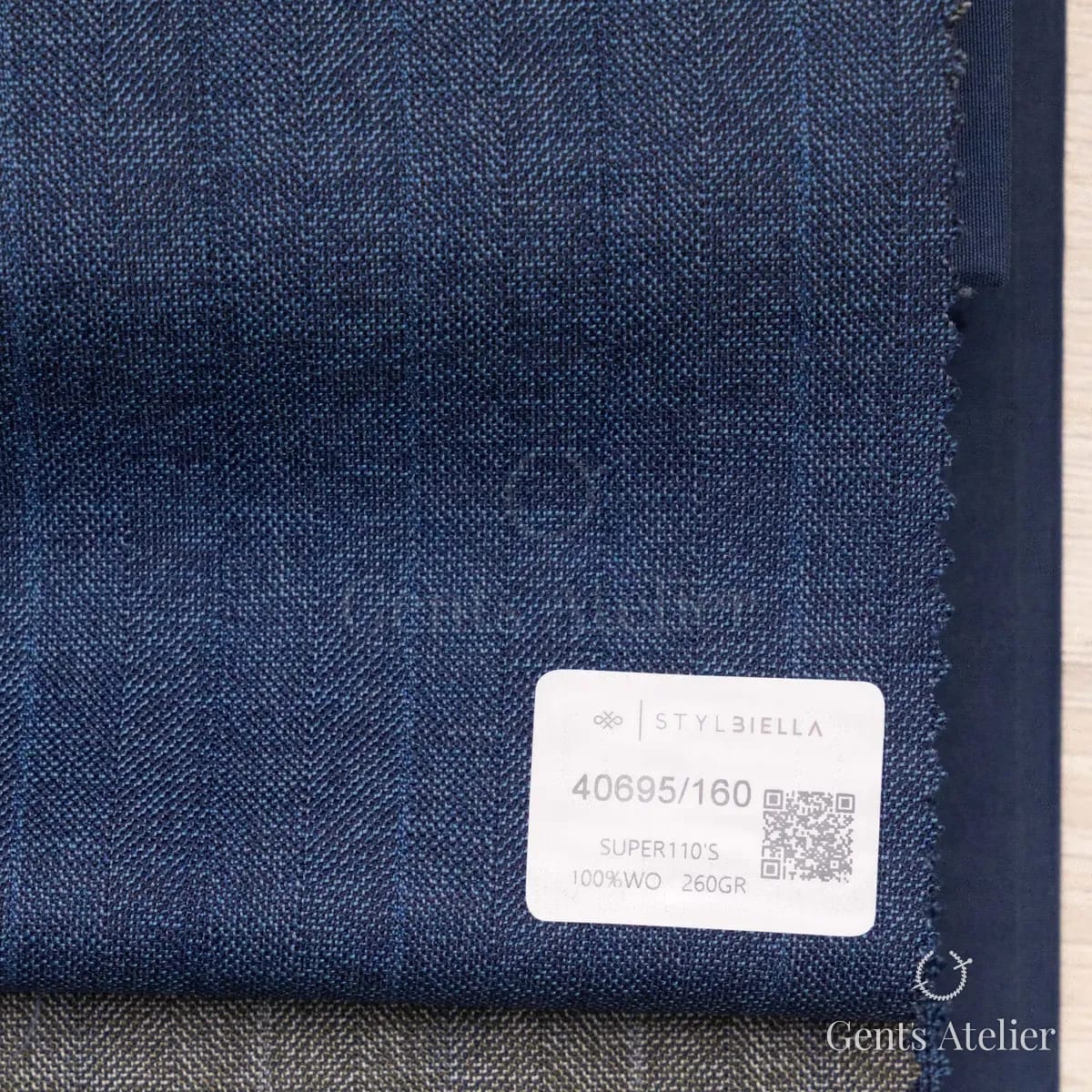 Образец ткани Stylbiella 40695/160 с этикеткой, серый