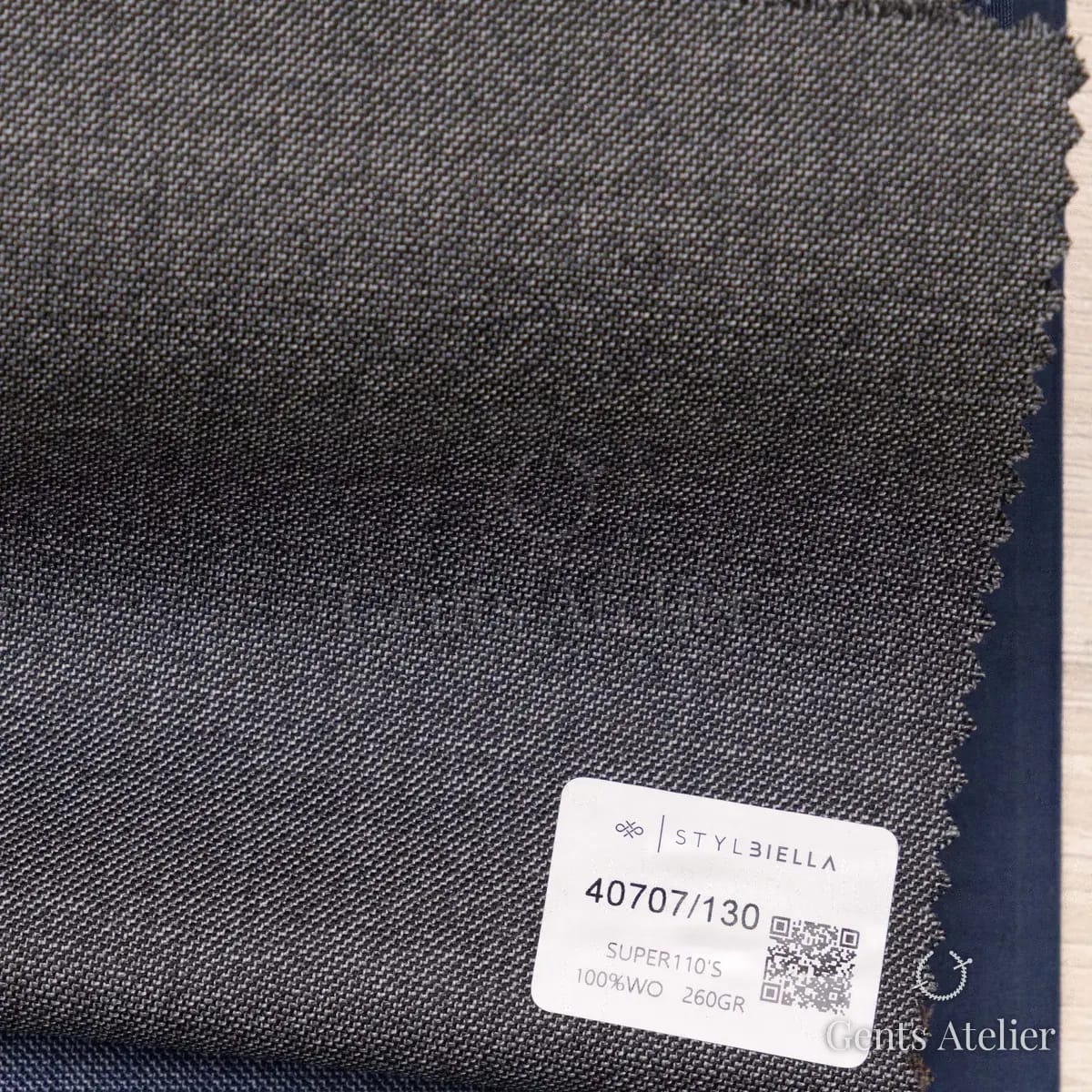 Образец ткани Stylbiella 40707/130 с этикеткой, тёмно-синий