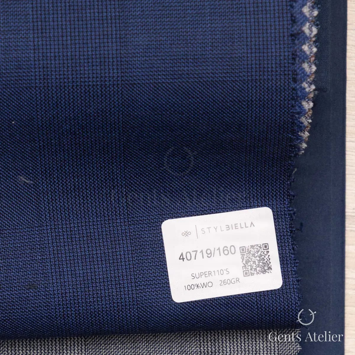 Образец ткани Stylbiella 40719/160 с этикеткой, тёмно-синий