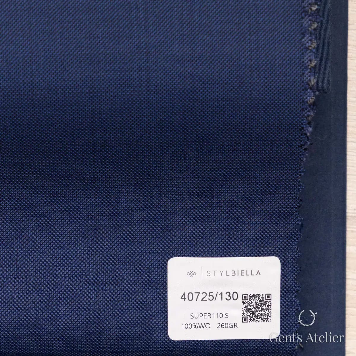 Образец ткани Stylbiella 40725/130 с этикеткой, тёмно-синий