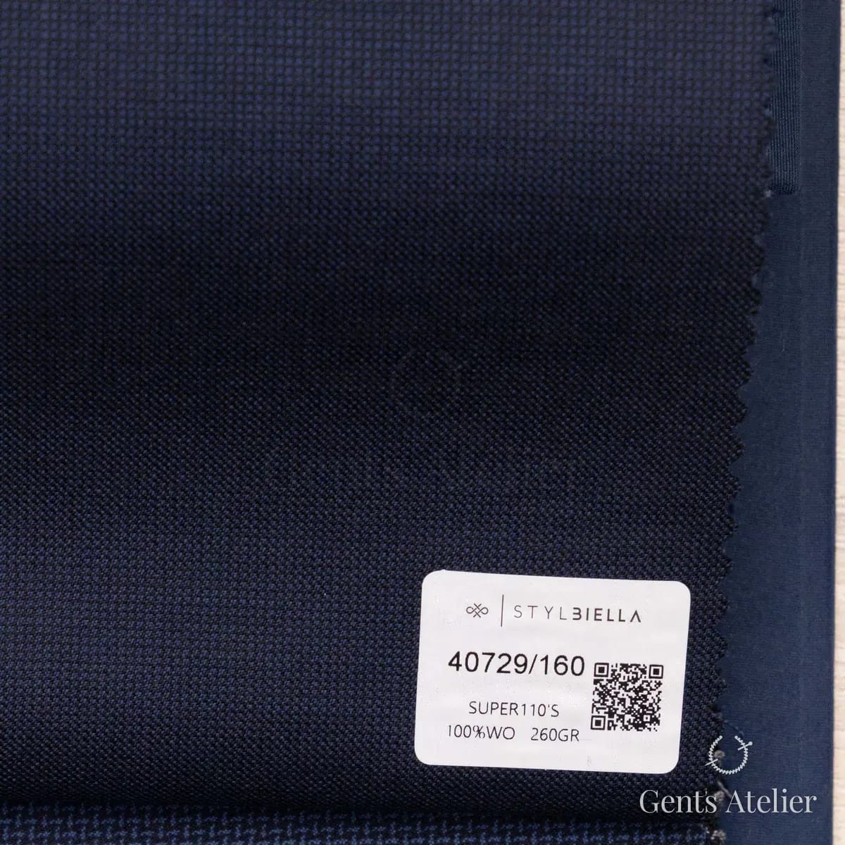 Образец ткани Stylbiella 40729/160 с этикеткой, тёмно-синий