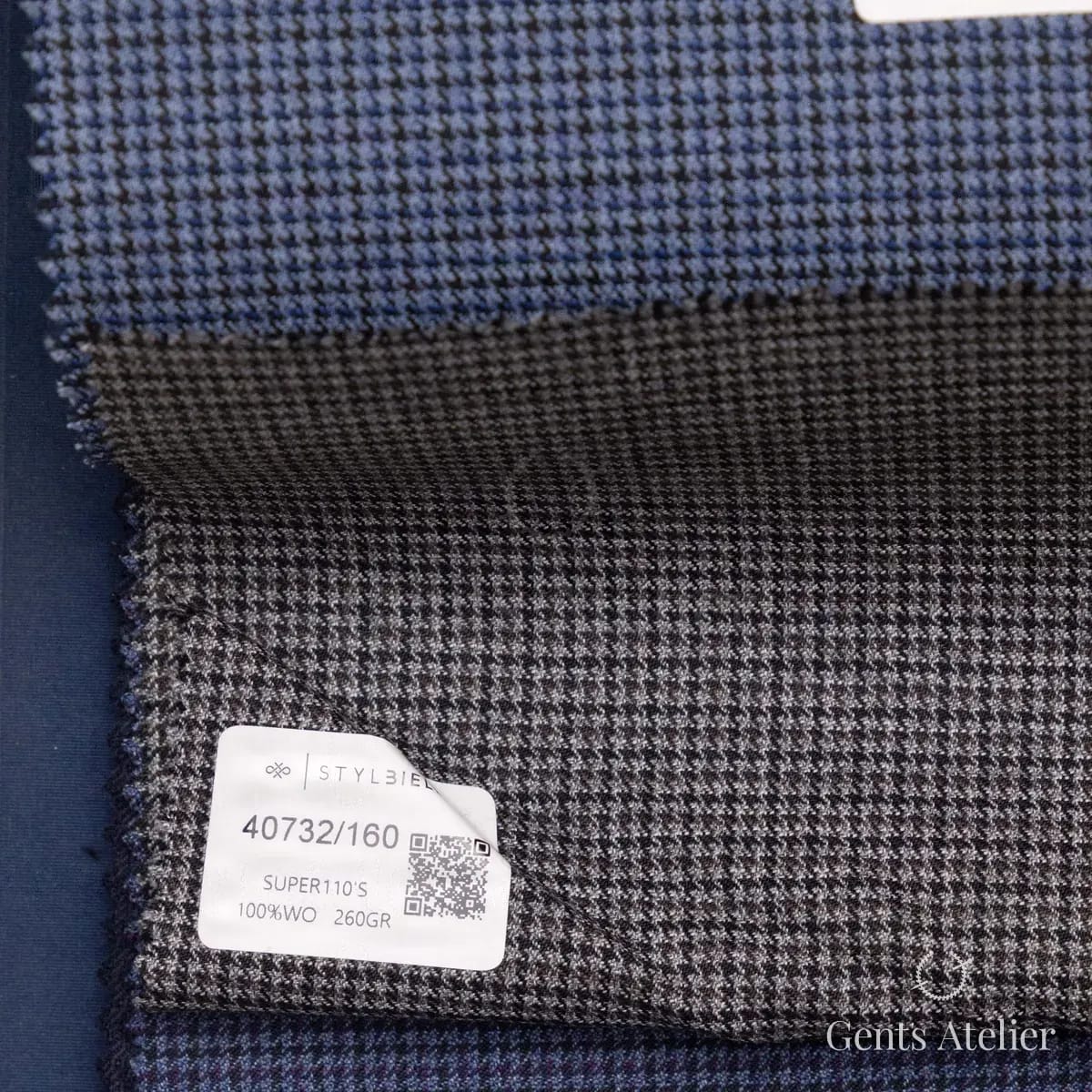 Образец ткани Stylbiella 40732/160 с этикеткой, тёмно-серый