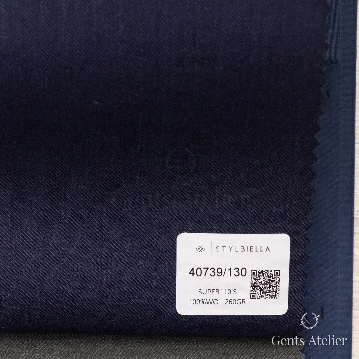 Образец ткани Stylbiella 40739/130 с этикеткой, тёмно-синий