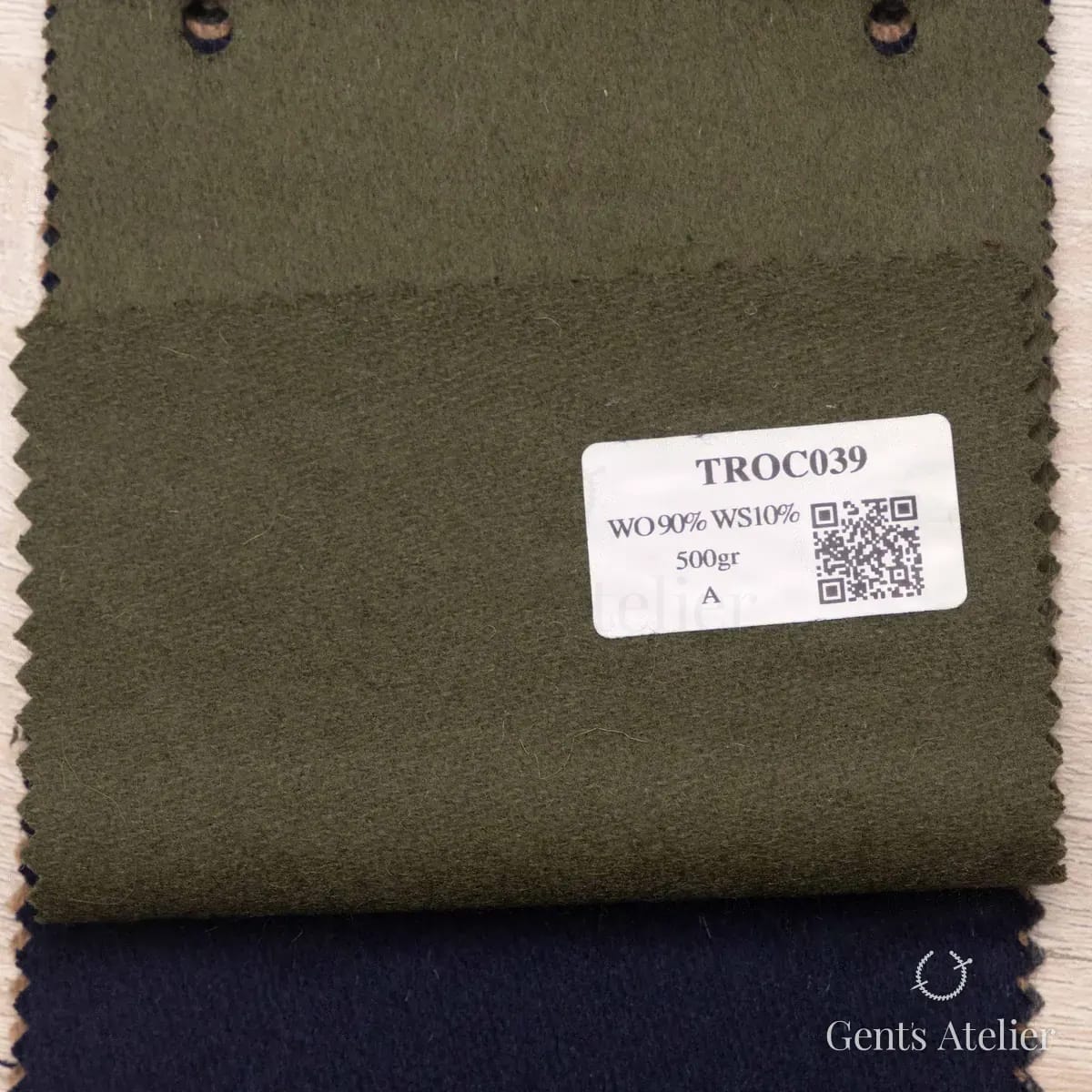 Образец ткани Coatings TROC039 с этикеткой, оливковый