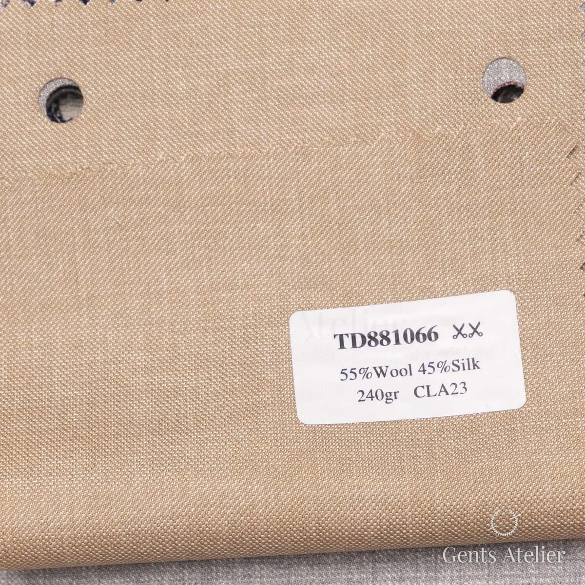 Образец ткани Dormeuil TD881066 с этикеткой, песочный