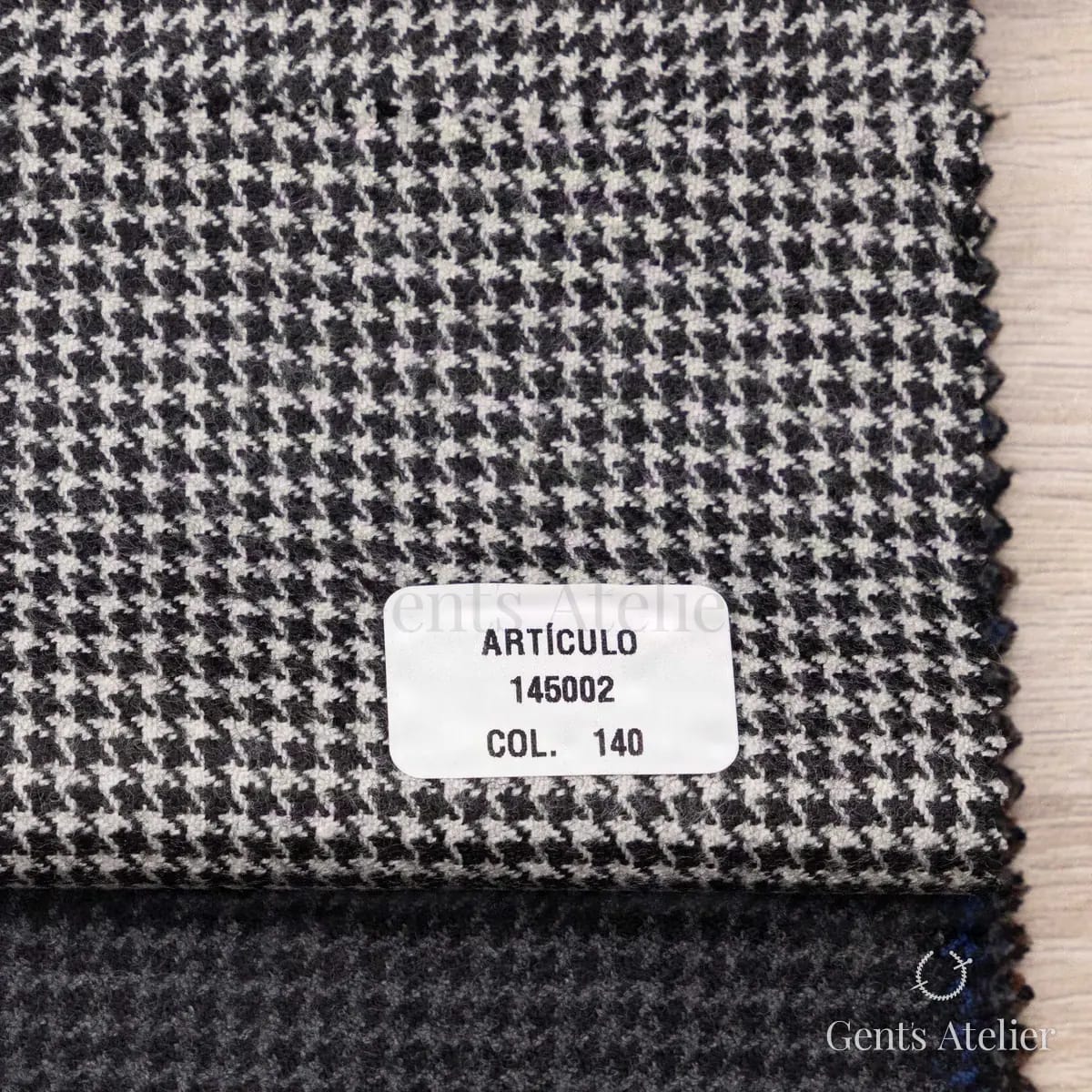 Образец ткани Barrington 145002/140 с этикеткой, чёрный