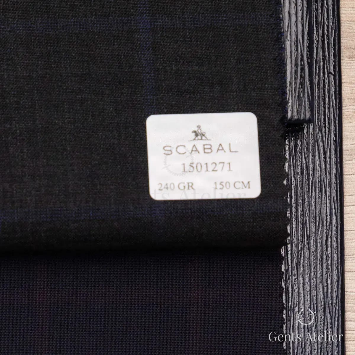 Образец ткани Scabal 1501271 с этикеткой, тёмно-синий
