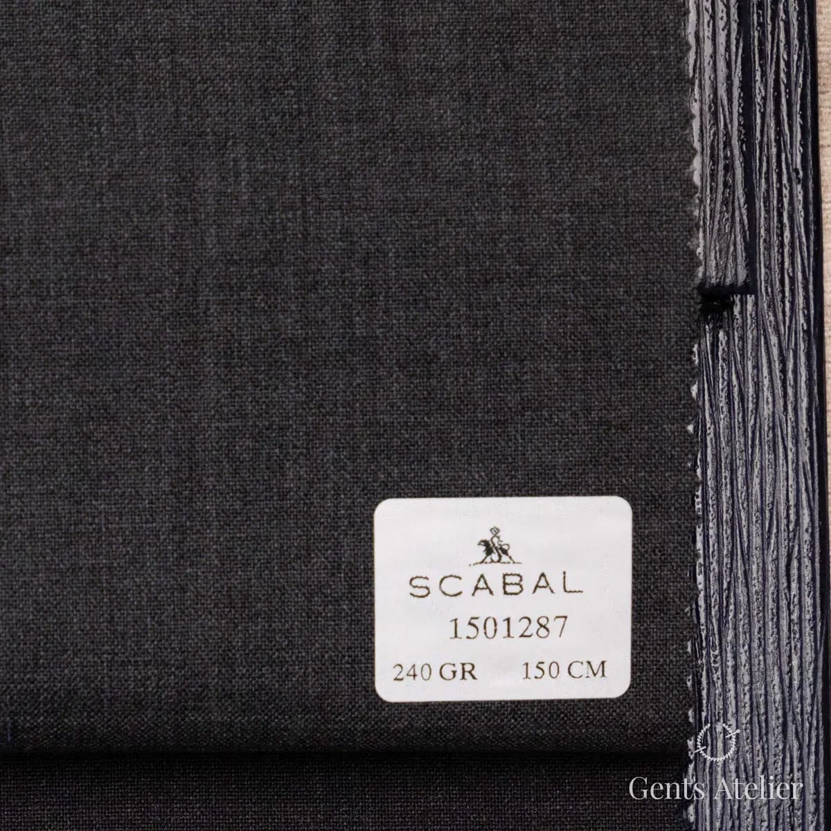 Образец ткани Scabal 1501287 с этикеткой, тёмно-серый