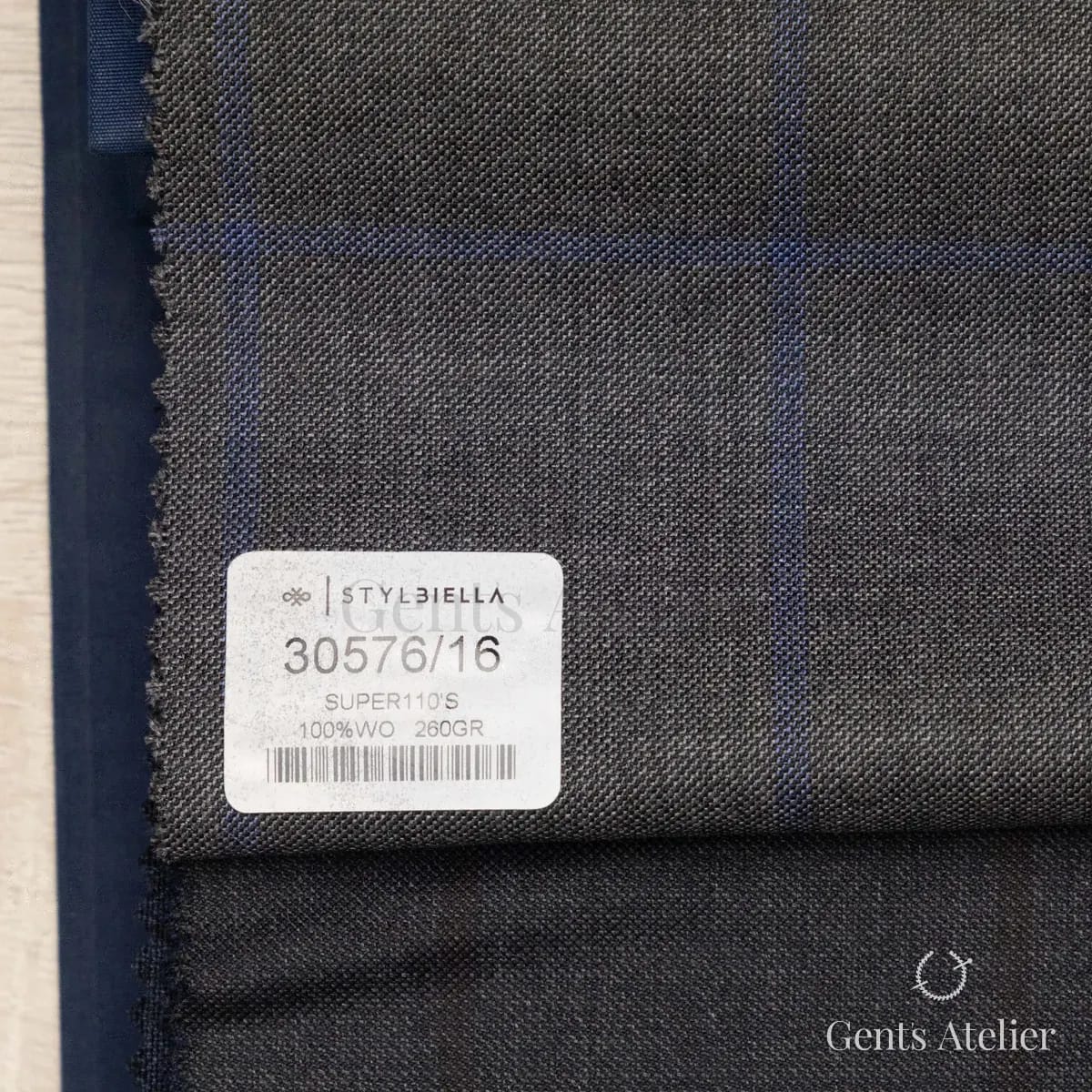 Образец ткани Stylbiella 30576/16 с этикеткой, тёмно-серый