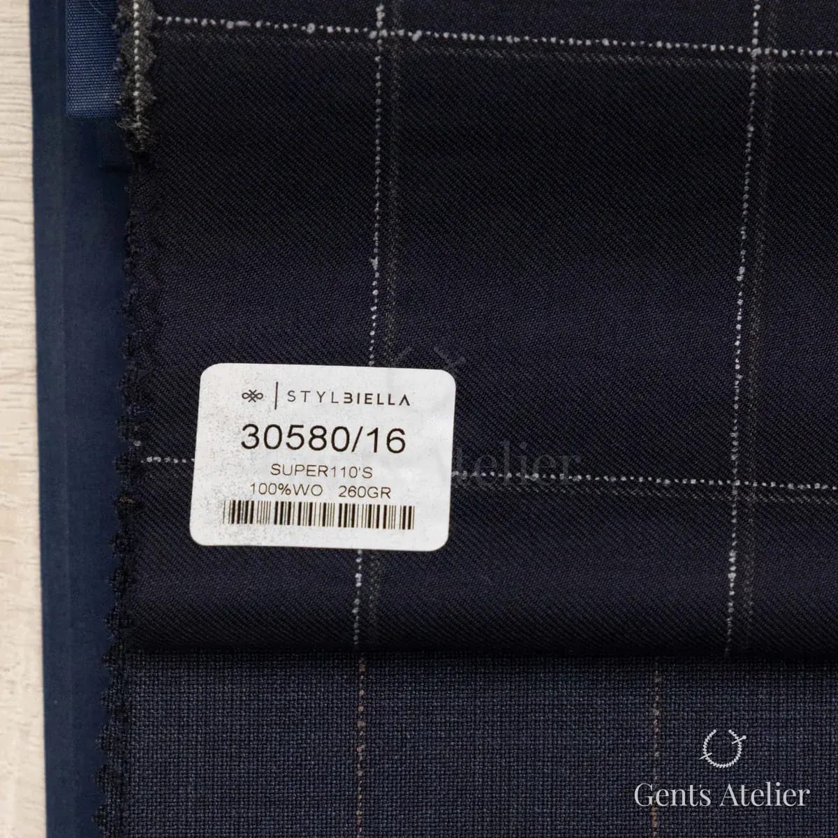 Образец ткани Stylbiella 30580/16 с этикеткой, тёмно-синий