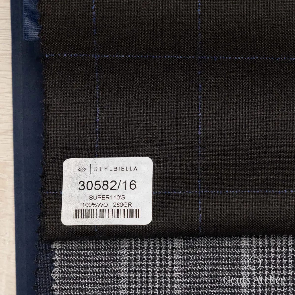 Образец ткани Stylbiella 30582/16 с этикеткой, тёмно-коричневый
