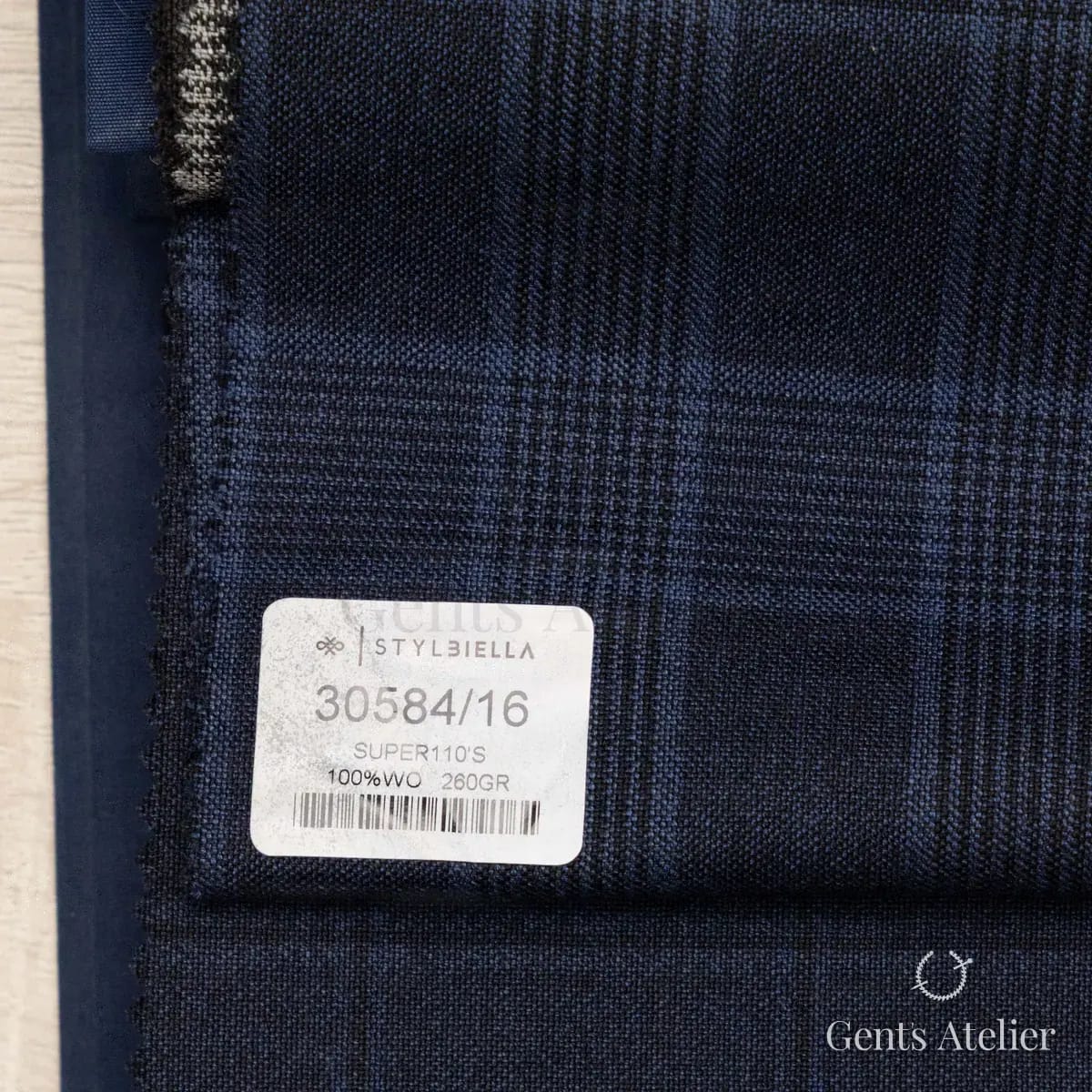 Образец ткани Stylbiella 30584/16 с этикеткой, тёмно-синий