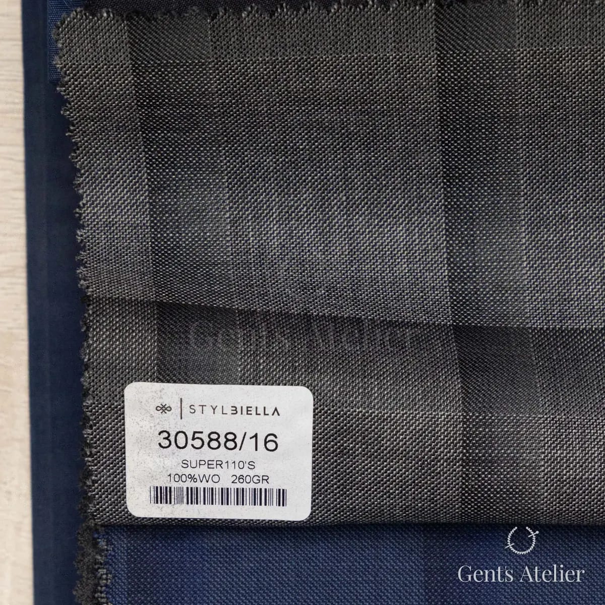 Образец ткани Stylbiella 30588/16 с этикеткой, серый