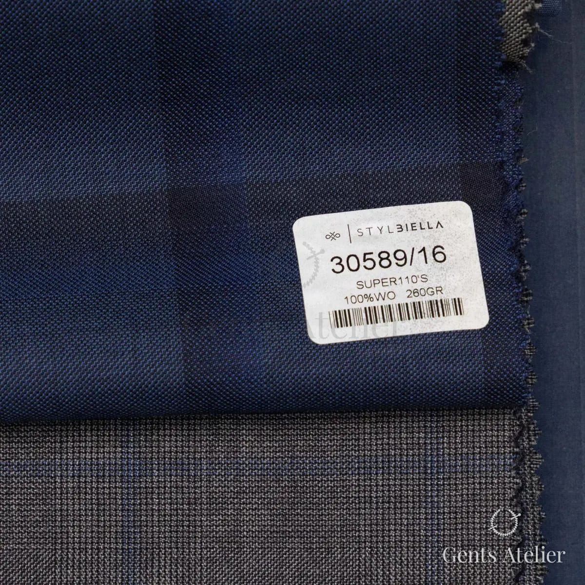 Образец ткани Stylbiella 30589/16 с этикеткой, тёмно-синий