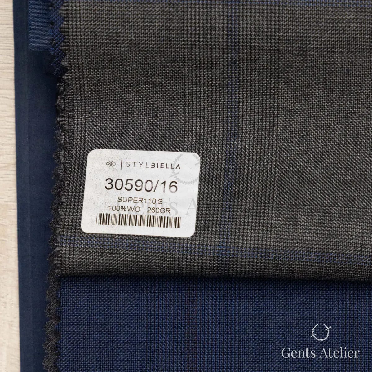 Образец ткани Stylbiella 30590/16 с этикеткой, тёмно-серый