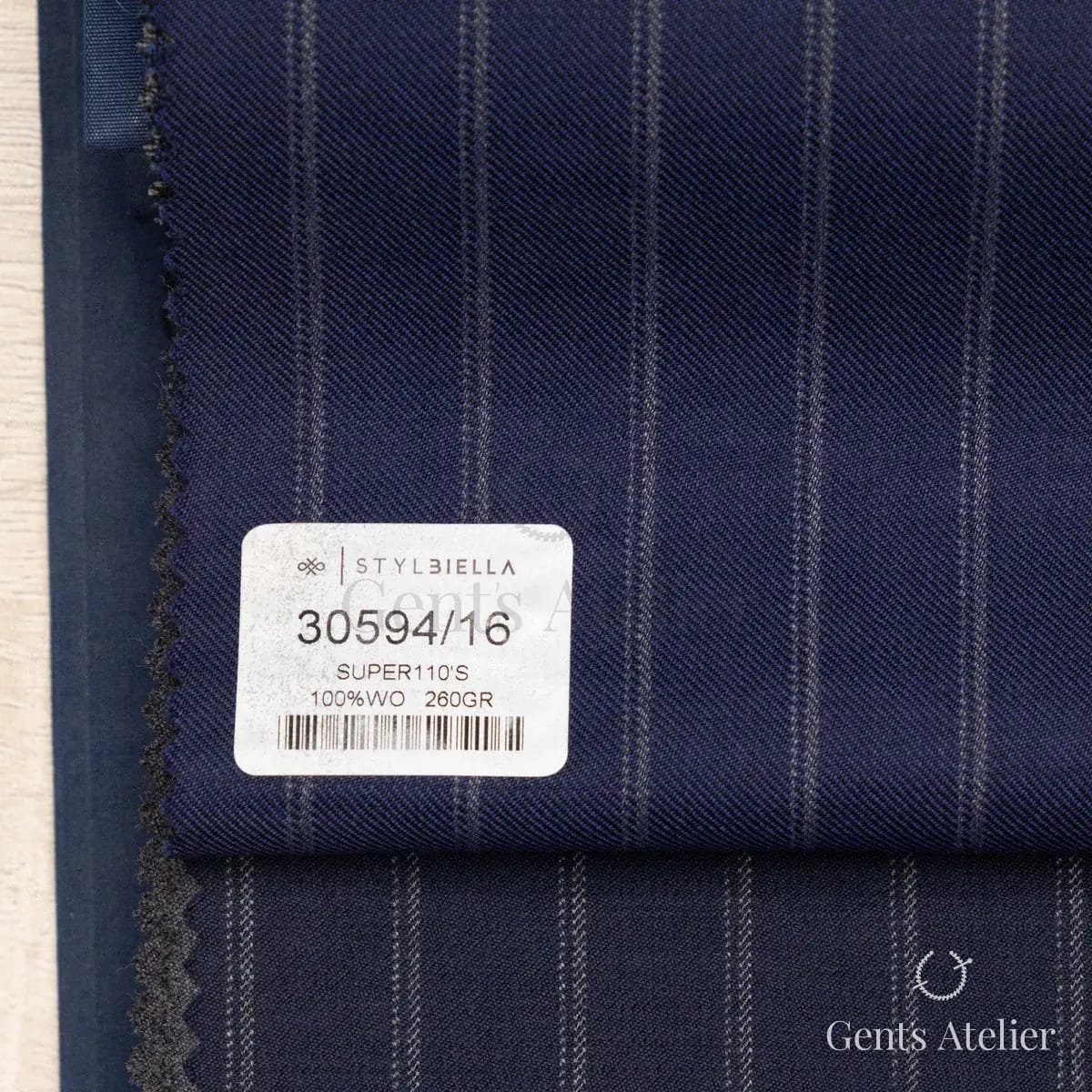 Образец ткани Stylbiella 30594/16 с этикеткой, тёмно-синий