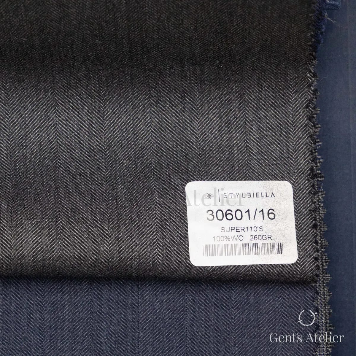 Образец ткани Stylbiella 30601/16 с этикеткой, тёмно-серый