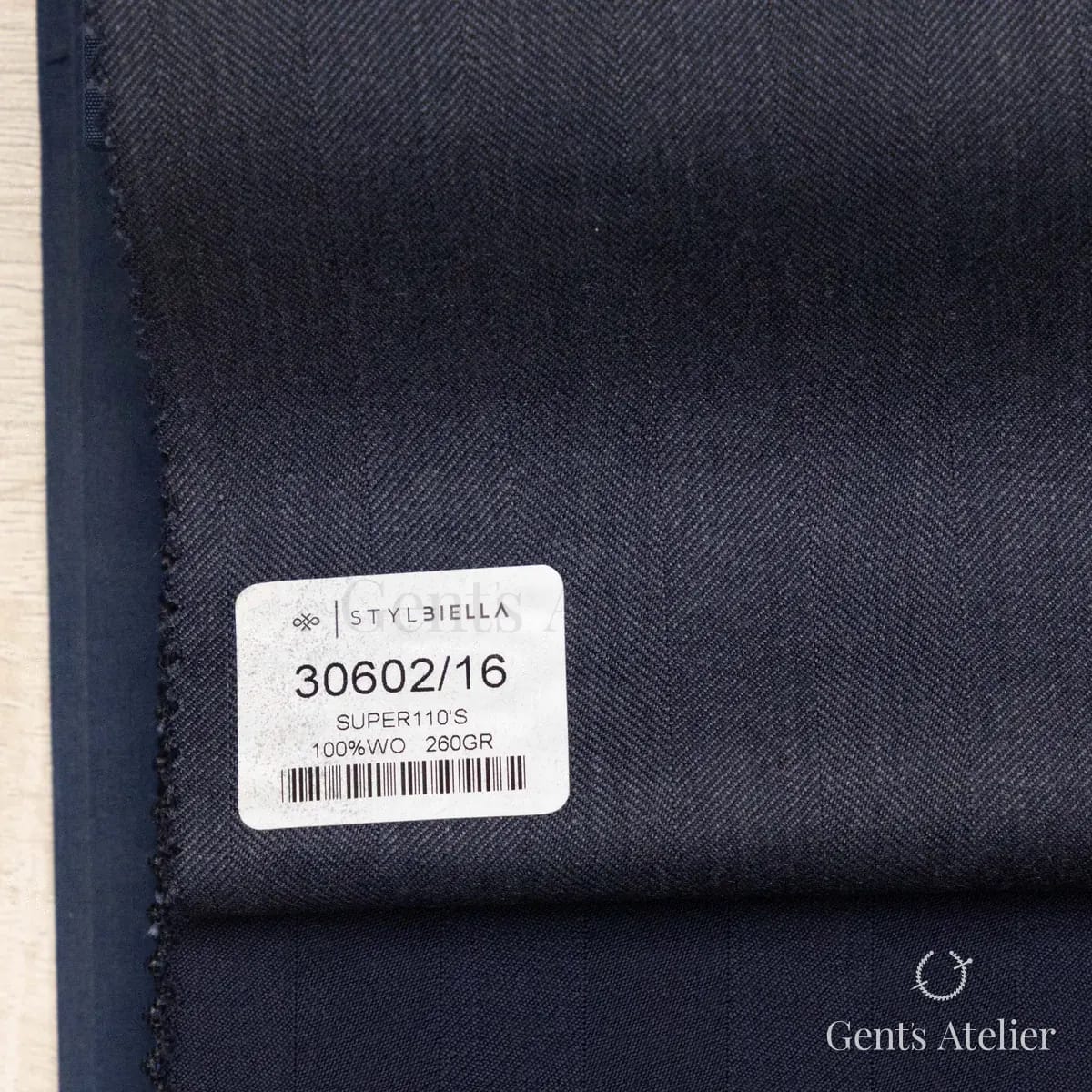 Образец ткани Stylbiella 30602/16 с этикеткой, тёмно-синий