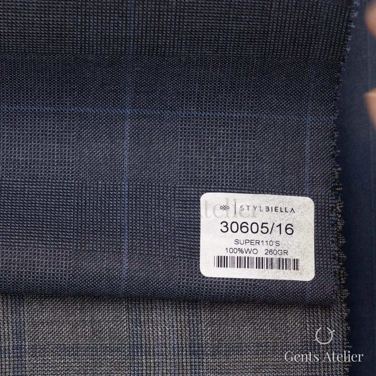 Образец ткани Stylbiella 30605/16 с этикеткой, тёмно-серый
