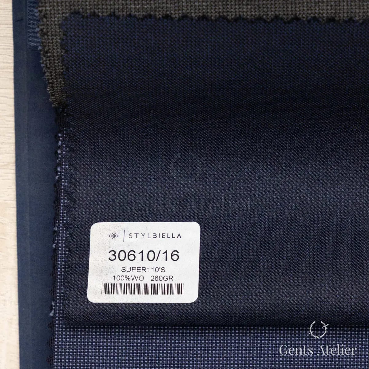 Образец ткани Stylbiella 30610/16 с этикеткой, тёмно-синий