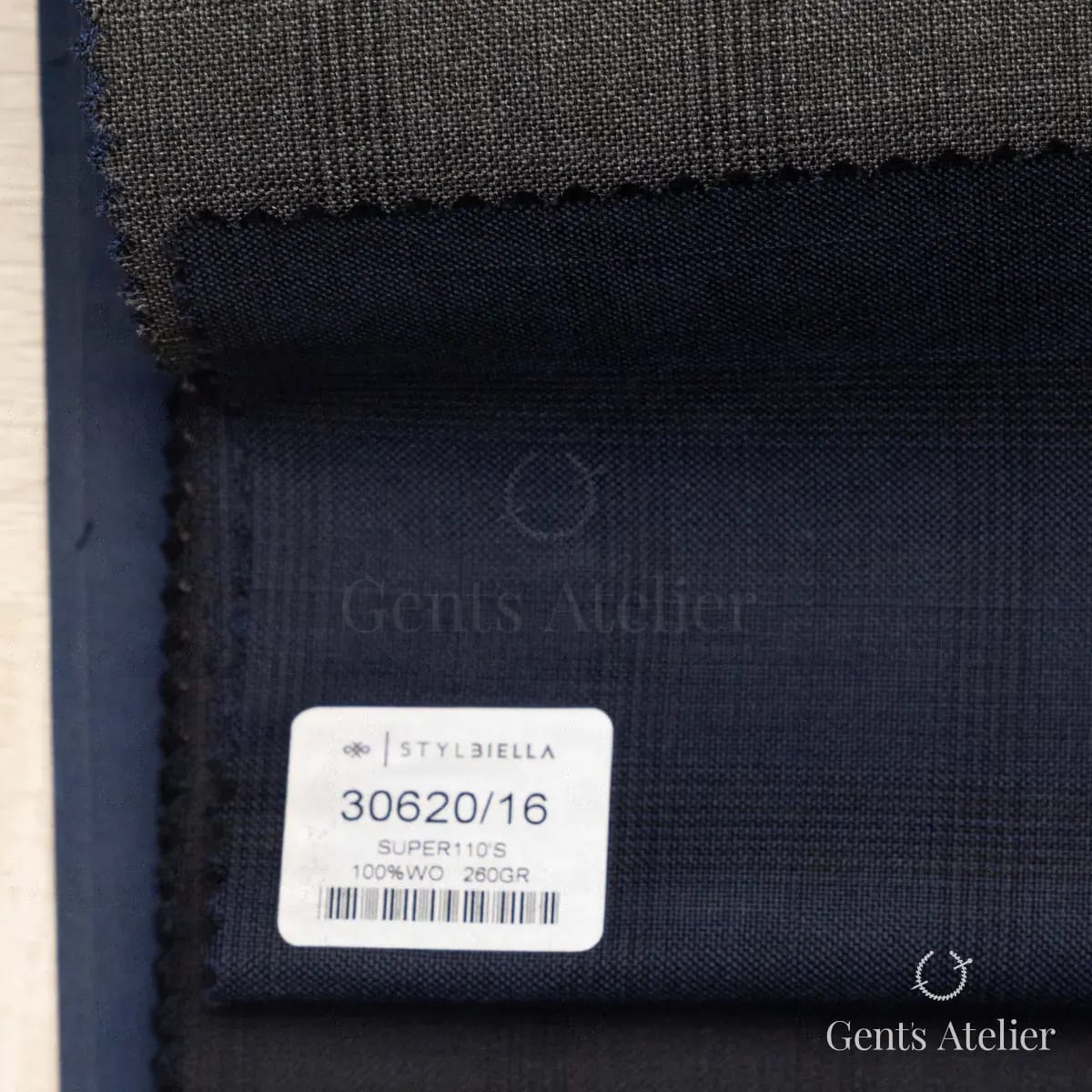 Образец ткани Stylbiella 30620/16 с этикеткой, тёмно-синий