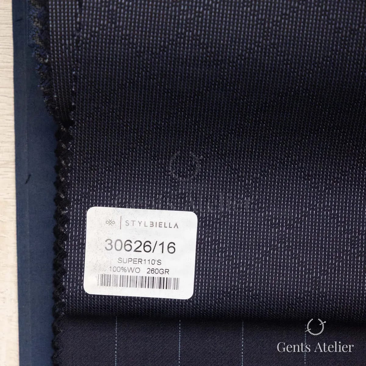 Образец ткани Stylbiella 30626/16 с этикеткой, тёмно-синий