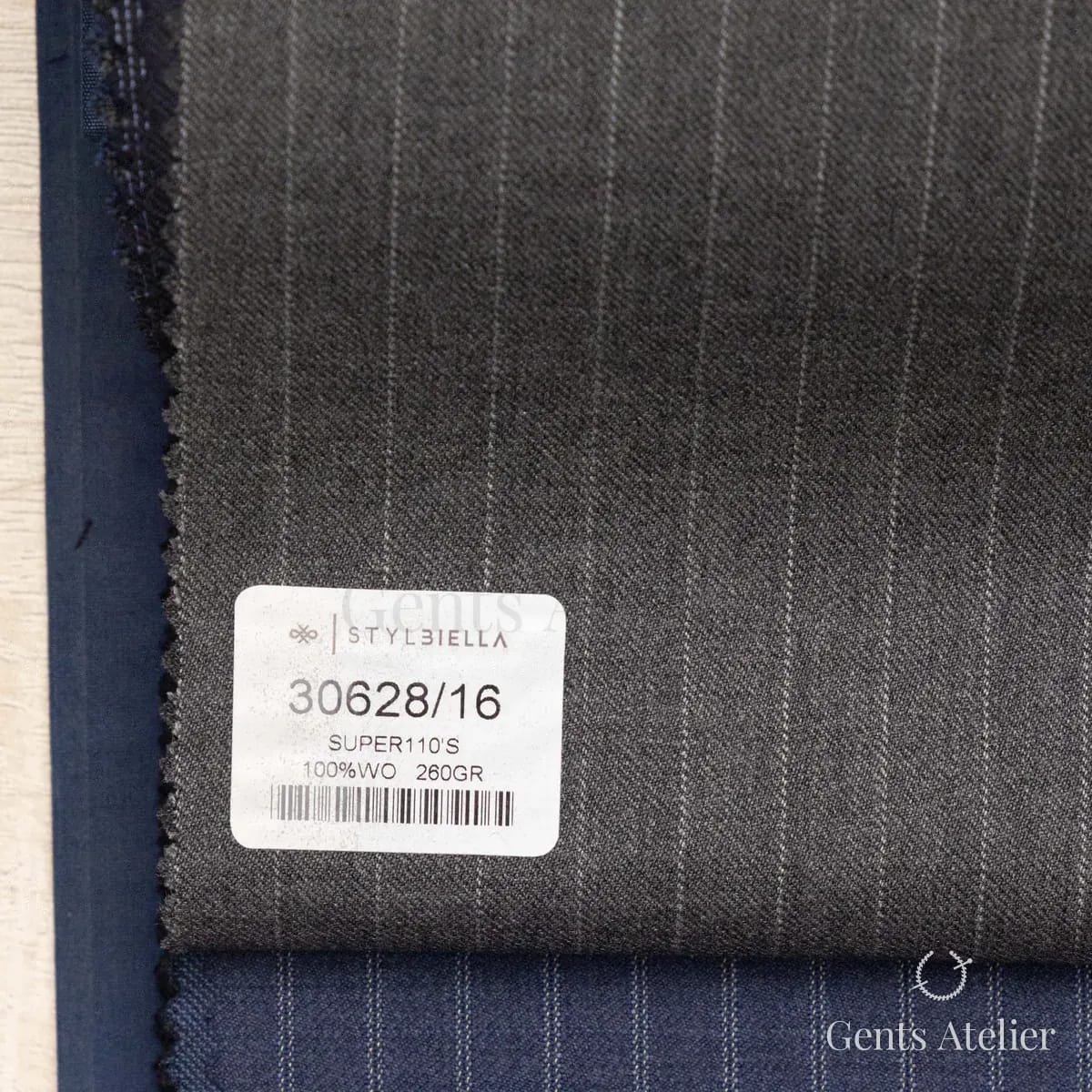 Образец ткани Stylbiella 30628/16 с этикеткой, серый