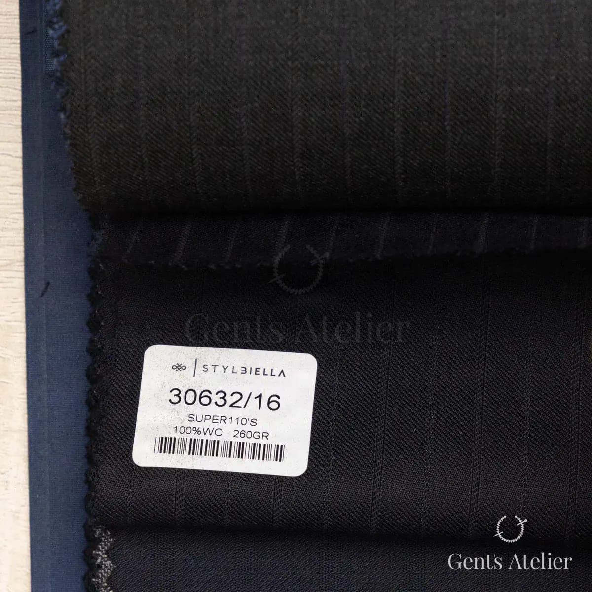 Образец ткани Stylbiella 30632/16 с этикеткой, антрацит