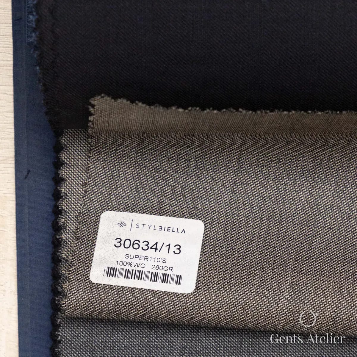 Образец ткани Stylbiella 30634/13 с этикеткой, беж