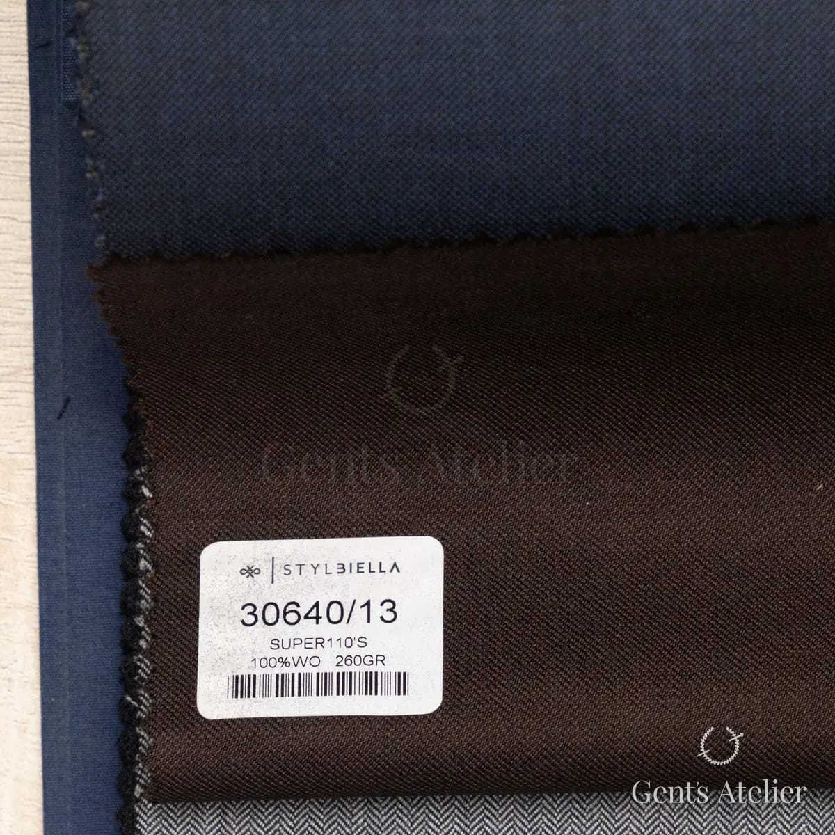 Образец ткани Stylbiella 30640/13 с этикеткой, тёмно-коричневый