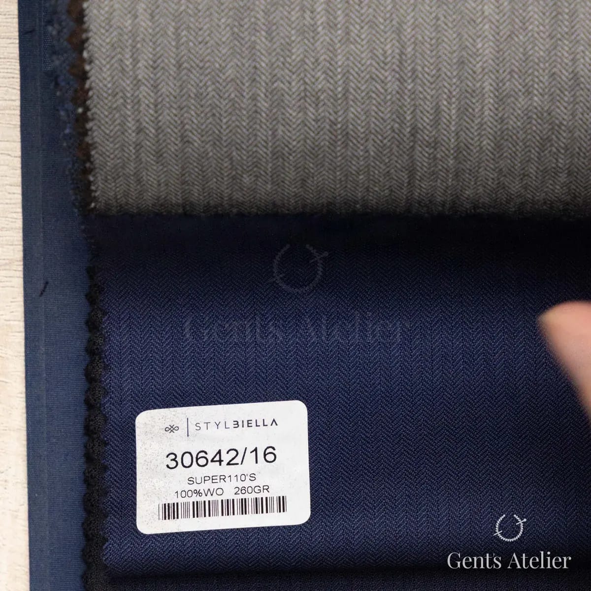Образец ткани Stylbiella 30642/16 с этикеткой, тёмно-синий