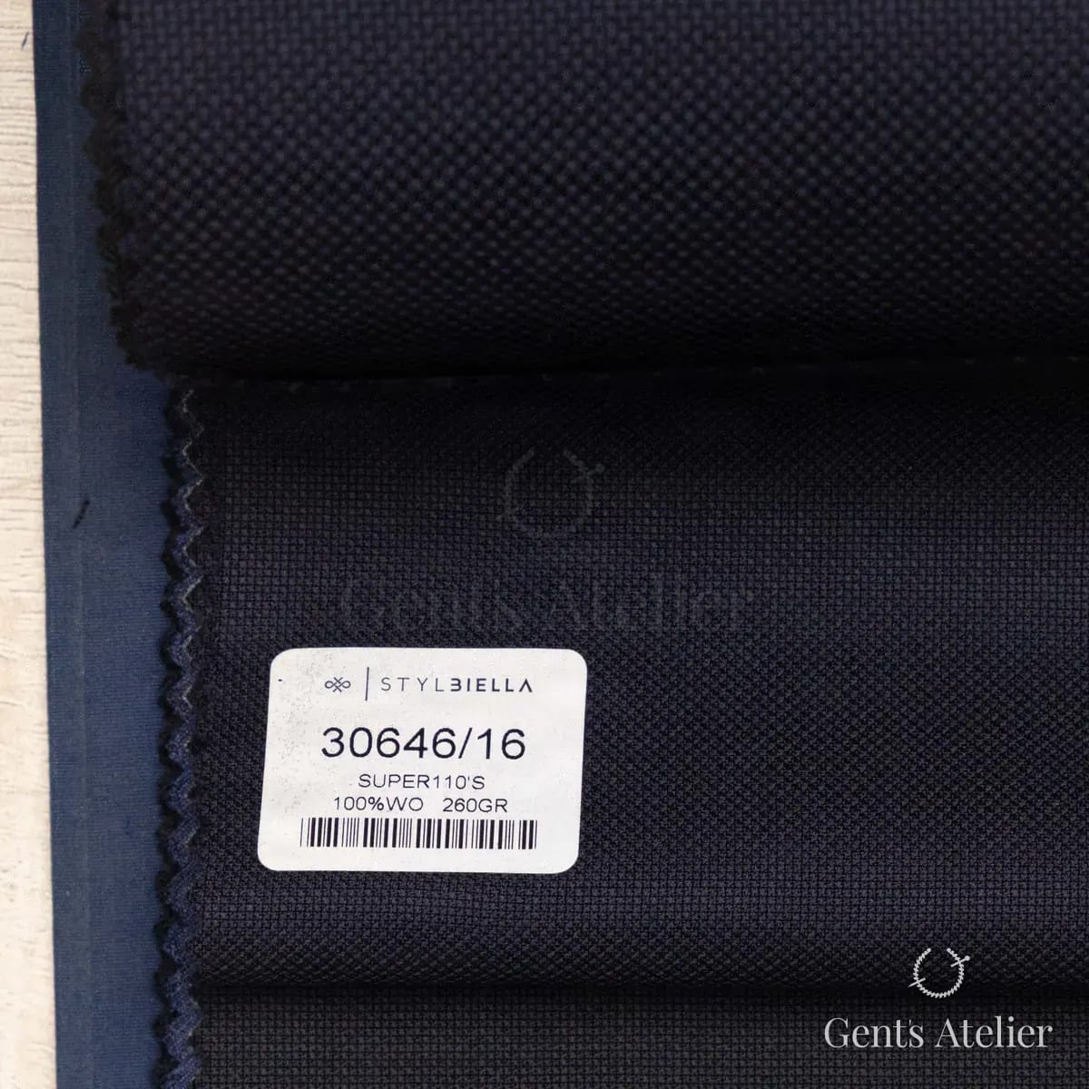 Образец ткани Stylbiella 30646/16 с этикеткой, тёмно-синий