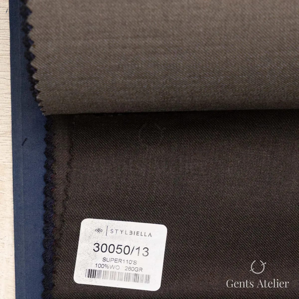 Образец ткани Stylbiella 30050/13 с этикеткой, тёмно-коричневый