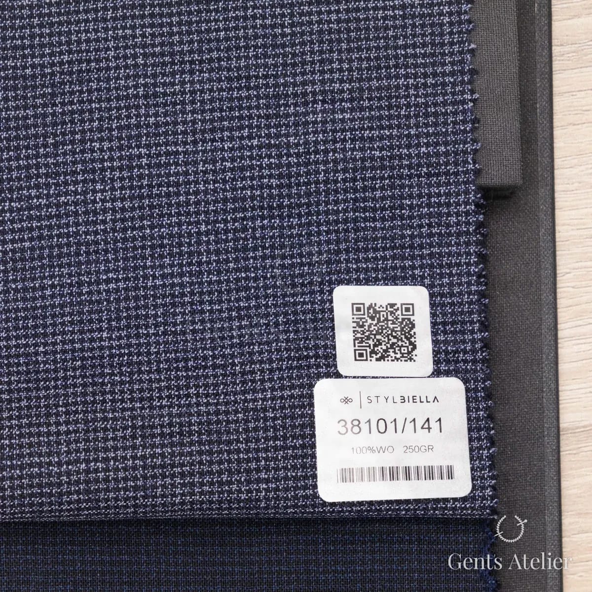 Образец ткани Stylbiella 38101/141 с этикеткой, тёмно-синий