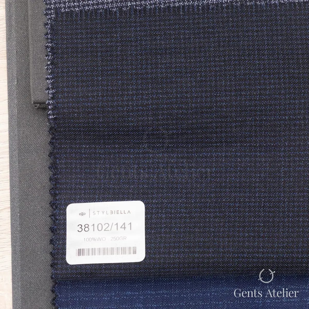 Образец ткани Stylbiella 38102/141 с этикеткой, тёмно-синий