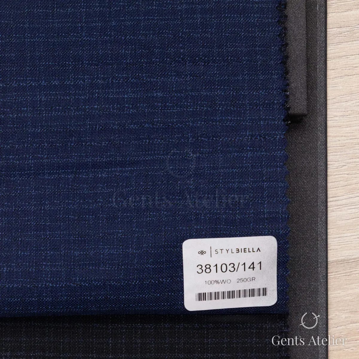 Образец ткани Stylbiella 38103/141 с этикеткой, тёмно-синий