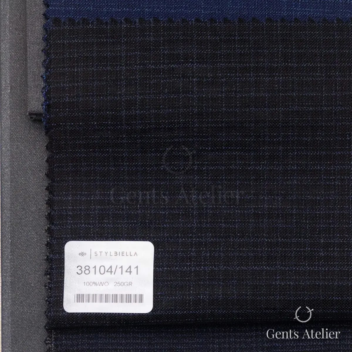 Образец ткани Stylbiella 38104/141 с этикеткой, тёмно-синий