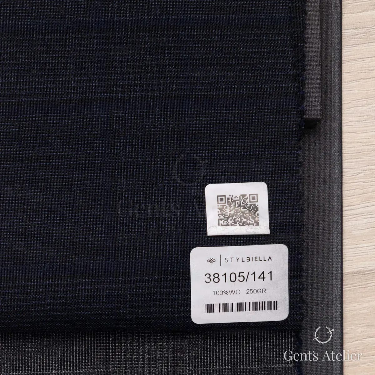 Образец ткани Stylbiella 38105/141 с этикеткой, тёмно-синий