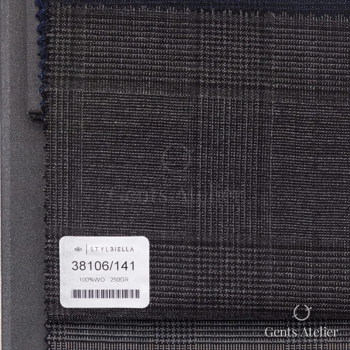 Образец ткани Stylbiella 38106/141 с этикеткой, тёмно-серый